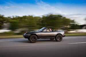 高爾夫球桿能放入馬自達 Miata